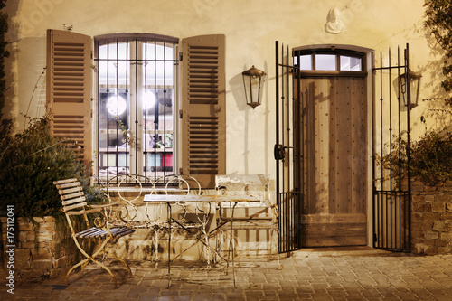 Cuadros en Lienzo Street cafe at night in Saint-Tropez, France