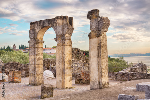 Fotomural Roman ruins Grotte di Catullo or Grotto at Sirmione, Lake Garda, Northern Italy
