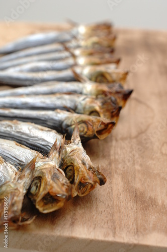 めざし イワシ類の 小魚を塩漬けした後 目から下あごへ竹串やワラを通して数匹ずつ束ね 乾燥させた ものを焼き魚にしたものです Stock 写真 Adobe Stock