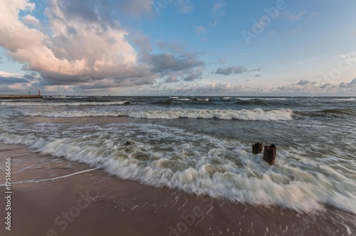Zdjęcie XXL Fala na Bałtyckim wybrzeżu - seascape przy wschodem słońca, Polska