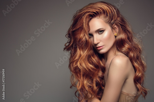 Fotografía Portrait of woman with long curly beautiful ginger hair.