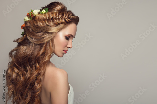 Cuadros en Lienzo Close up portrait of young beautiful woman with flowers.