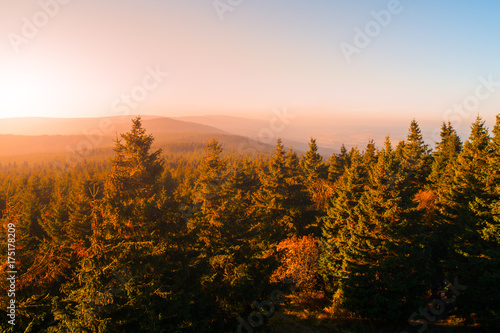 Zdjęcie XXL Jesienna mgiełka oświetlona przez słońce nad górskimi szczytami, Góry Orlickie, Góry Orlickie, Czechy.