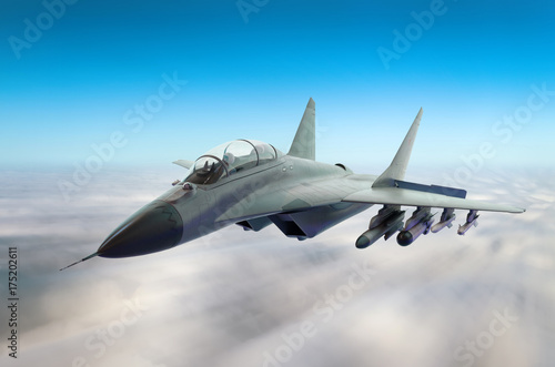 Zdjęcie XXL Wojskowy samolot myśliwski z dużą prędkością, latające wysoko w niebie.