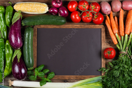 Zdjęcie XXL Surowe warzywa i tablica.