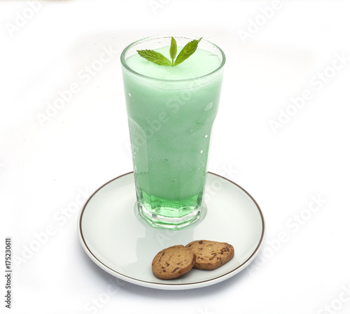 pastelowy-drink-z-listkami-miety-na-czubku