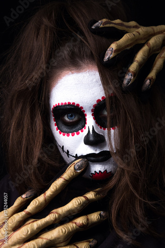 Obraz na płótnie Halloween - Terrifiying Portret dziewczyny z zombie - Czerwony, czarny i biały makijaż - czarne tło