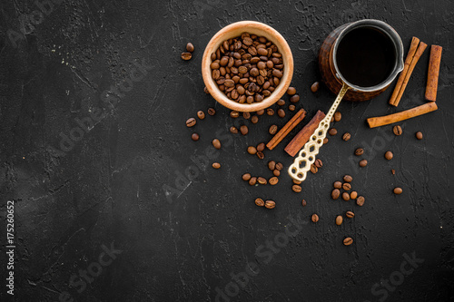 Plakat Brew kawy w puli kawy turecki. Czarne tło widok z góry copyspace