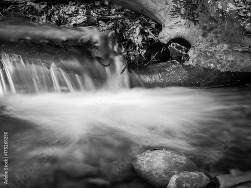 Zdjęcie XXL Kaskadowe wody nad skałami, czarno-białe
