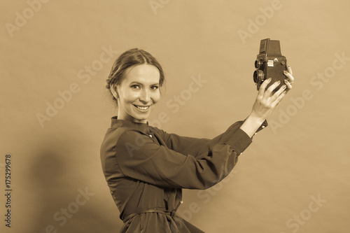 Zdjęcie XXL Kobieta bierze obrazek z starą kamerą