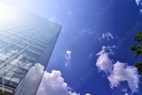 Fotografía office building under the blue sky