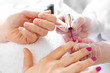 Malowanie paznokci, manicure.Zabieg pielęgnacyjny dłoni i paznokci, kobieta u kosmetyczki na zabiegu manicure.