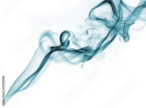 Zdjęcie XXL Zielony abstrakta dym od aromatycznych kijów na białym tle.