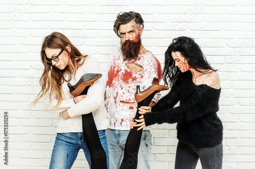 Obraz na płótnie Halloween zombie ludzi brodaty mężczyzna i krwawe kobiety