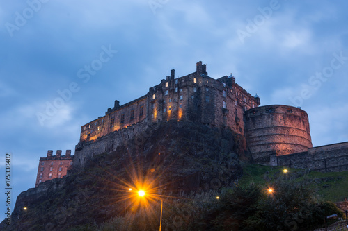 Plakat Zamek w Edynburgu oświetlone podczas godzin niebieski