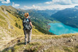 Wanderin geniesst Aussicht auf Brienzersee und Brienz, Berner Oberland, Schweiz