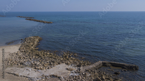 Panorama Della Spiaggia Rocciosa E Degli Scogli Di Fronte Il