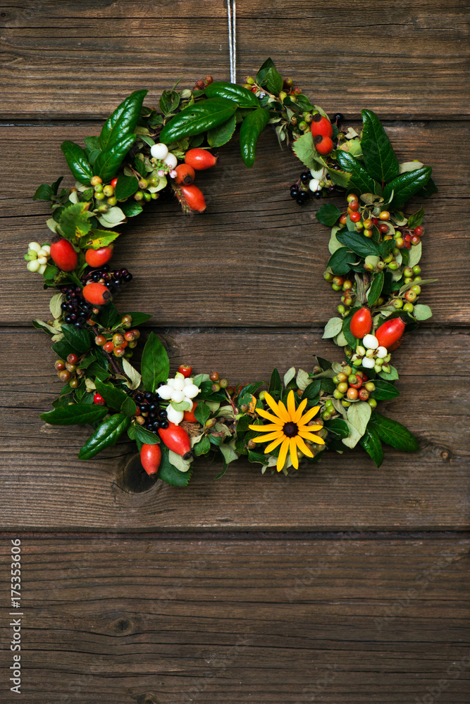Stock-Foto „Herbstlicher Kranz mit Beeren“ | Adobe Stock