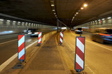 Fototapeta  - Straßenverkehr im Tunnel, Autos an Baustelle