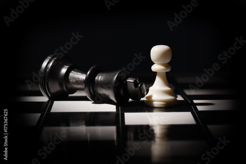 Fotomural pawn against all the odds wins