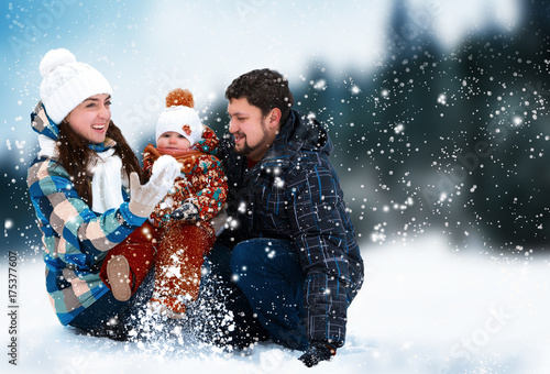 Plakat Atrakcyjny mężczyzna, kobieta i dziecko na tle krajobrazu Bożego Narodzenia. Zimowa natura