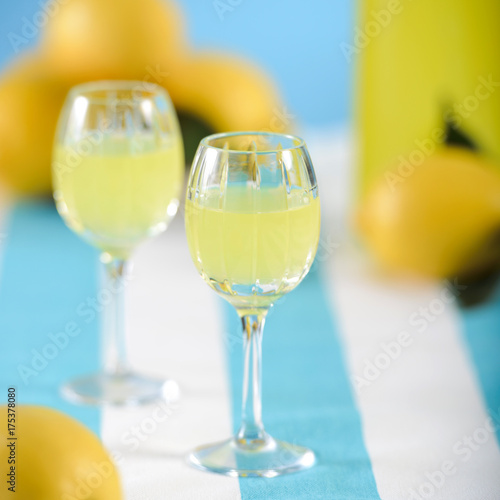 kwasny-napoj-cytrusowy-w-ciekawych-kieliszkach-na-tle-obrusu-w-paski