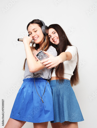 Zdjęcie XXL piękna hipster dziewczyny śpiewa mikrofon i zrobić zdjęcie
