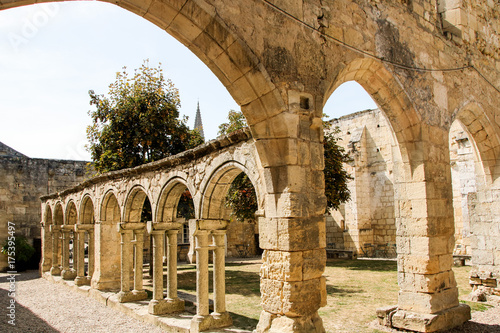 Foto the cloister of Les cordeliers at saint emilion, france