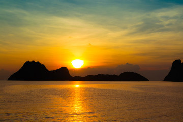 Wall Mural - bright colors at dawn on the beach at sunrise in the gulf of thailand.