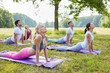 Leute machen Yoga Übung im Park