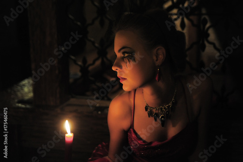 Obraz na płótnie Kobieta ze świecą w ciemności