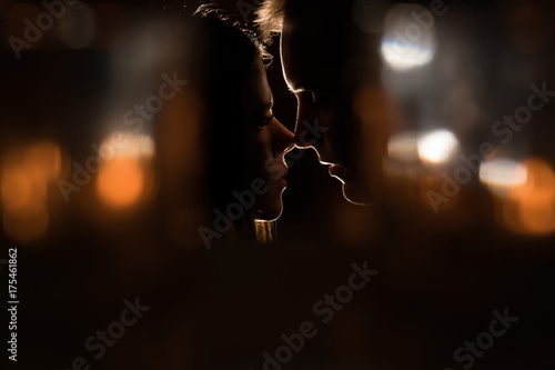 Fotografía The guy tries to wake the girl with a kiss. Intimate evening