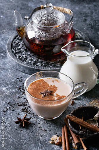 szklana-filizanka-tradycyjnej-indyjskiej-herbaty-masala-chai