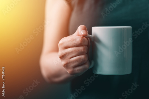 Plakat Womn pije poranną kawę
