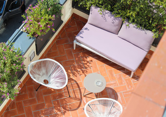 Terrasse ensoleillée avec mobilier outdoor