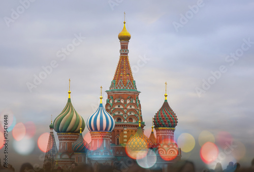 Plakat Moskwa, Katedra Wasilij Błogosławionego i turystów na Placu Czerwonym w Rosji