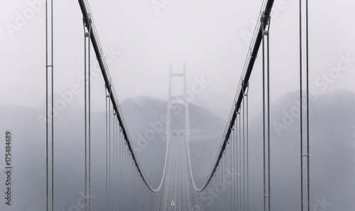 Plakat most wiszący  gorne-olinowanie-mostu-we-mgle