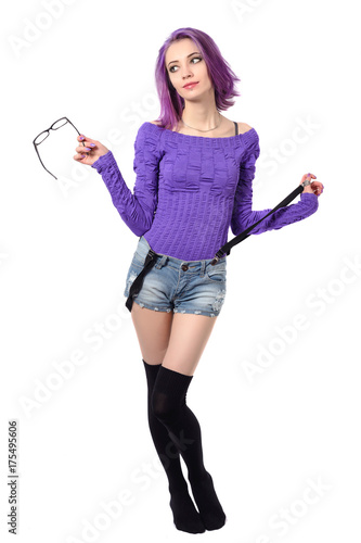 Zdjęcie XXL Młoda chuda dziewczyna z fioletowymi włosami i fioletową bluzką. odizolowywający na białym tle