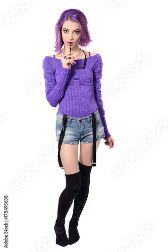 Zdjęcie XXL Młoda chuda dziewczyna z fioletowymi włosami i fioletową bluzką. odizolowywający na białym tle