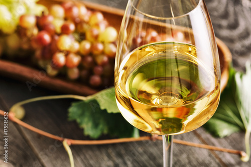 Fotomural Glass of white wine on vintage wooden table