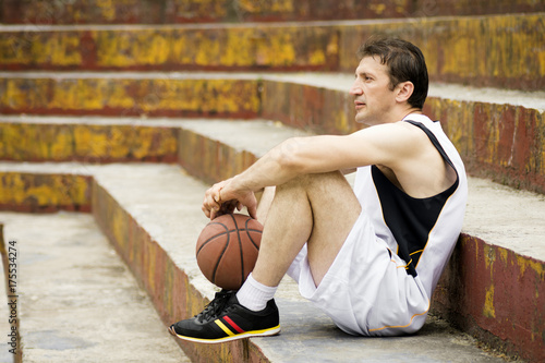 Plakat siedzący koszykarz