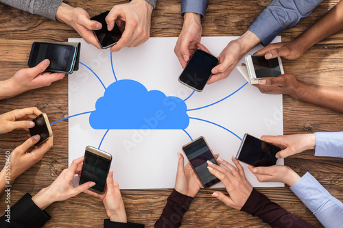 Elevated View Of Businesspeople Hand Using Mobile Phone Fototapet