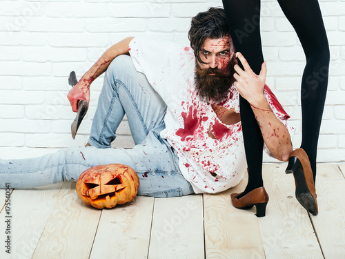 Plakat Halloween zombie Brodaty mężczyzna z dyni, siekiery i nogi kobiet