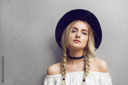 Fotografía Close up of beautiful young blonde woman with black hat