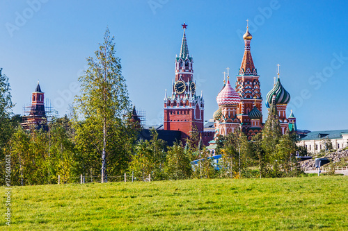 Plakat widok katedry Pokrovsky St Basil&#39;s Cathedral z Park Zaryadye w Moskwie.