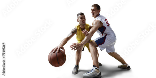 Zdjęcie XXL Dwóch graczy w koszykówkę walczy o piłkę do koszykówki. Izolowane koszykarzy na białym tle. Gracz nosi ubrania niemarkowe.
