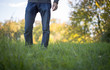 Juger Mann stehend auf Herbstwiese, Vorderansicht, Ausschnitt