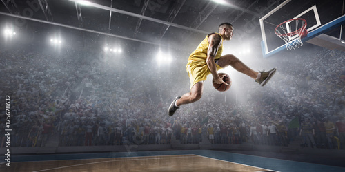 koszykarz-sprawia-ze-slam-dunk-jest-duzy