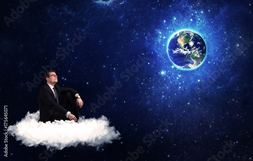 Plakat Mężczyzna obsiadanie na obłocznej patrzeje planety ziemi