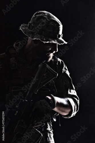 Zdjęcie XXL Połowu długości studia konturu backlight strzelał brodaty jednostka specjalna żołnierz w mundurach z broniami, portret na czarnym tle.